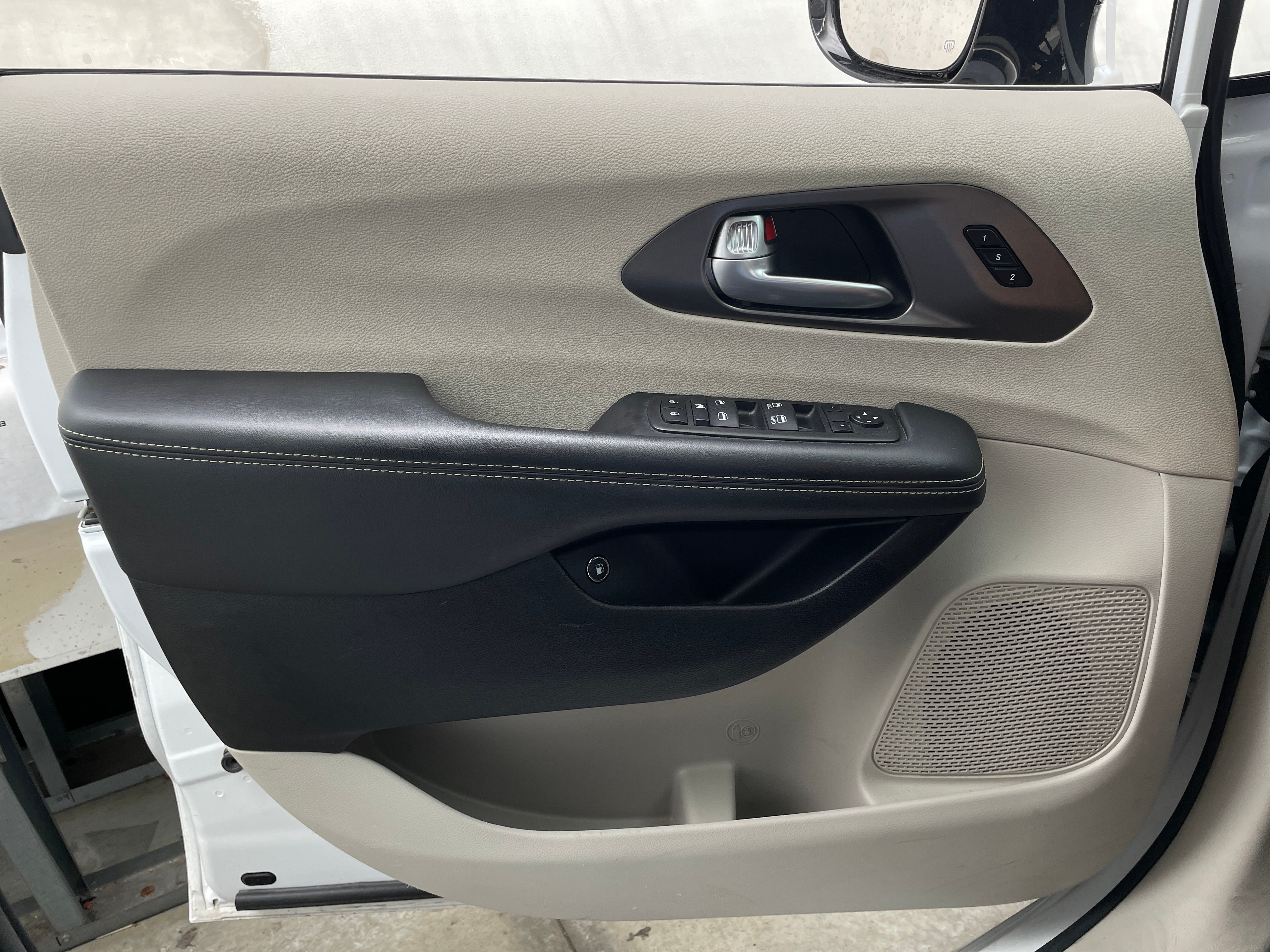 chrysler pacifica phev 2024 2C4RC1S71RR153584 image chrysler pacifica phev 2024 2C4RC1S71RR153584 image